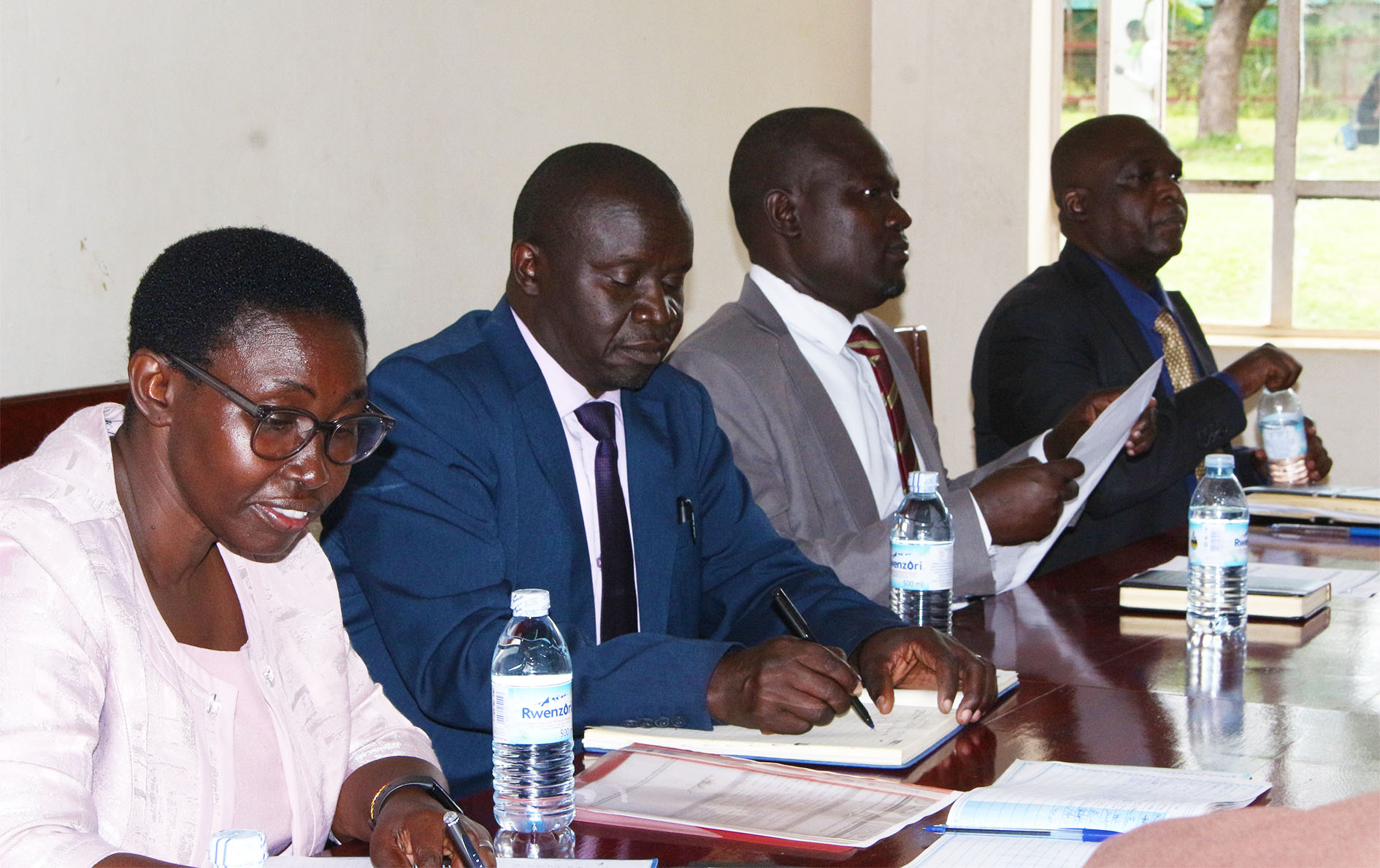 The Deputy Vice Chancellor for Academic Affairs, the Vice Chancellor, and the outgoing and incoming Deans during the handover ceremony